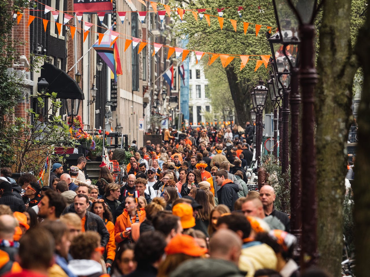 Koningsdag in Amsterdam: geweldig, chaotisch en alleen leuk als je het slim aanpakt