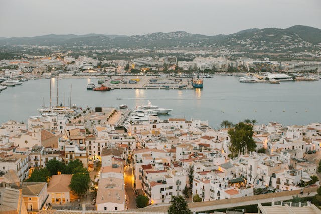 Zomer zonder rijen: in stijl naar Ibiza, Malaga of de Griekse eilanden